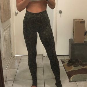 Lululemon Wunder Under Leggings - Size 6